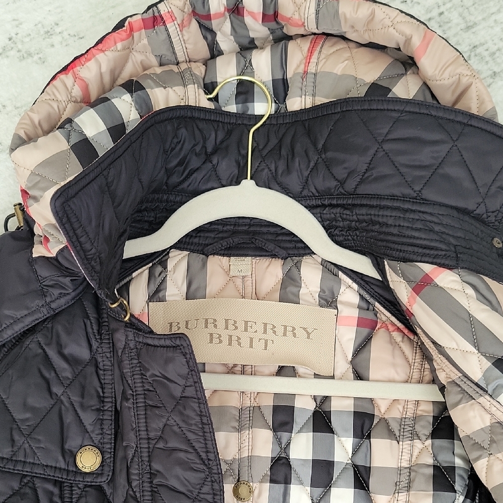 Burberry Black Quilted Puffer Coat with Signature Beige Check Lining - Picture 3 of 16